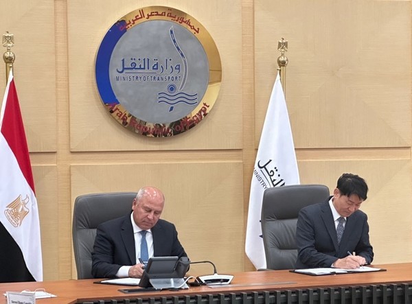 박상준 STX 대표이사(오른쪽)와 카멜 알 와지르 이집트 교통부 장관이 서명하고 있다. (사진=STX)