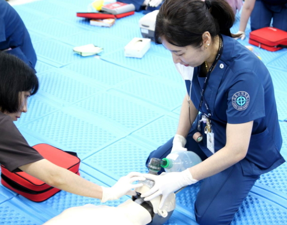 갑을구미재활병원 지하 1층 교육실에서 간호사 및 간호조무사를 대상으로 한 실전형 CPCR 교육(심폐소생술 및 심폐정지 대응 교육) 중이다. (사진=갑을구미재활병원)