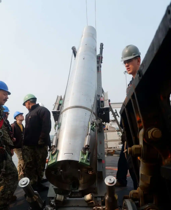 승무원들이 핵추진 잠수함 USS 델라웨어(Delaware)에 REMUS UUV 캡슐을 싣고 있다. (사진=미 해군)