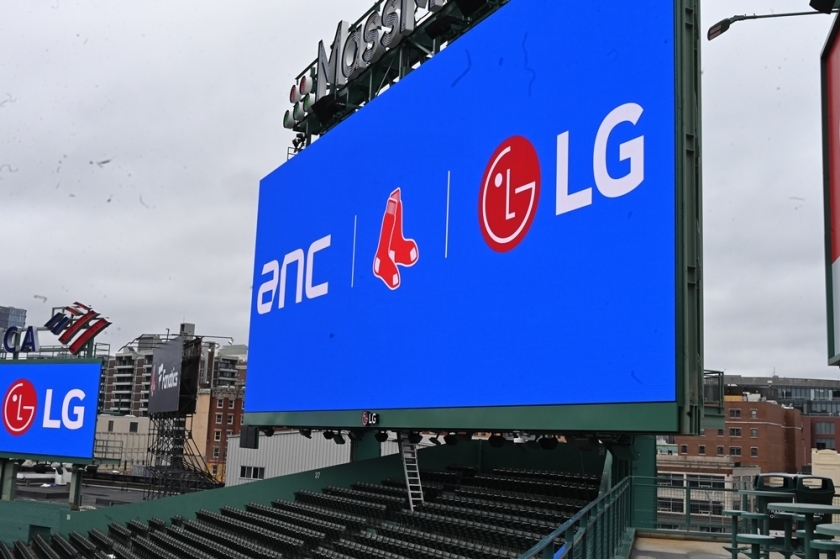  미국 보스턴 레드삭스 홈구장 '펜웨이 파크(Fenway park)'에 설치된 LG 사이니지. (사진=LG전자)
