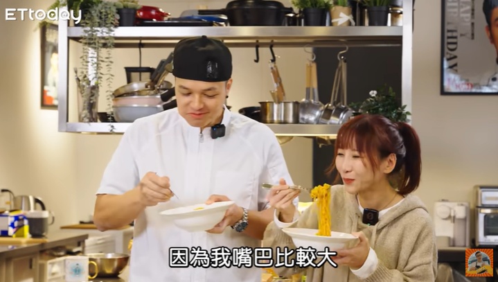 대만 셰프 겸 유튜버 '셰프 프레드(Chef Fred)'(사진 왼쪽)와 유튜버 '애비'가 농심 '신라면 툼바'를 시식하고 있다. (사진=유튜브 채널 셰프 갓 프레드)