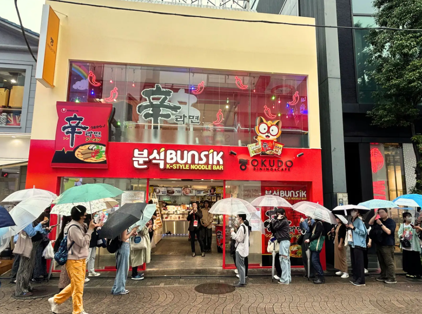 일본 도쿄 하라주쿠 다케시타 거리에 문을 연 농심 ‘신라면 분식’ (일본 1호점) 앞에 방문객들이 길게 줄을 서고 있다. (사진=농심재팬)