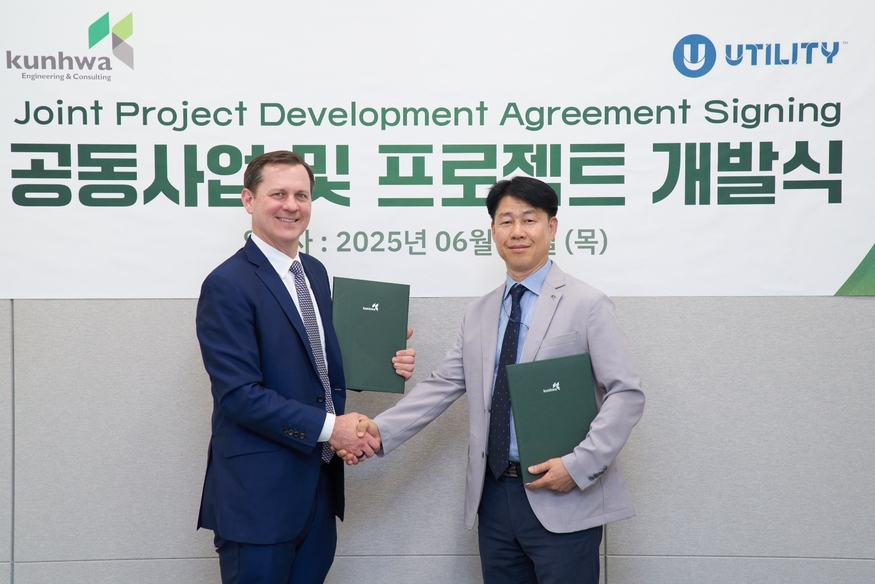 파커 믹스 유틸리티 CEO(오른쪽)와 이주섭 건화 부사장이 지닌달 수소 플랜트 개발 사업에 협력하는 내용의 공동 프로젝트 개발 협약을 맺은 후 기념 사진을 촬영하고 있다. (사진=유틸리티)