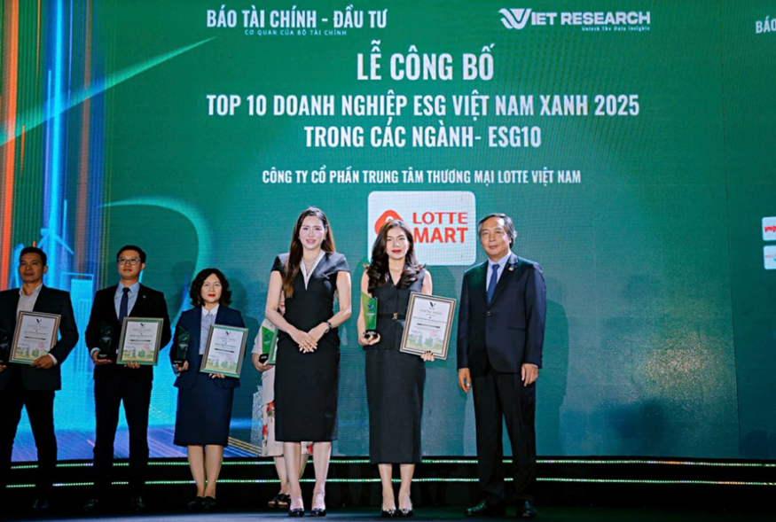 고 반 안 롯데마트 베트남 커뮤니케이션·브랜딩 수석 매니저(오른쪽 두 번째)가 '2025 베트남 친환경 ESG 기업 10대 기업-소매업 부문' 수상 후 관계자들과 기념사진을 촬영하고 있다. (사진=Tài Chính–Đầu Tư)