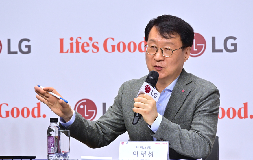 이재정 LG전자 ES(에코솔루션) 사업본부장(부사장)이 8일 서울 강서구 마곡 LG사이언스파크에서 기자간담회를 갖고 냉난방공조(HVAC) 사업 전략방향과 AI 데이터센터향 솔루션 등을 소개하고 있다.