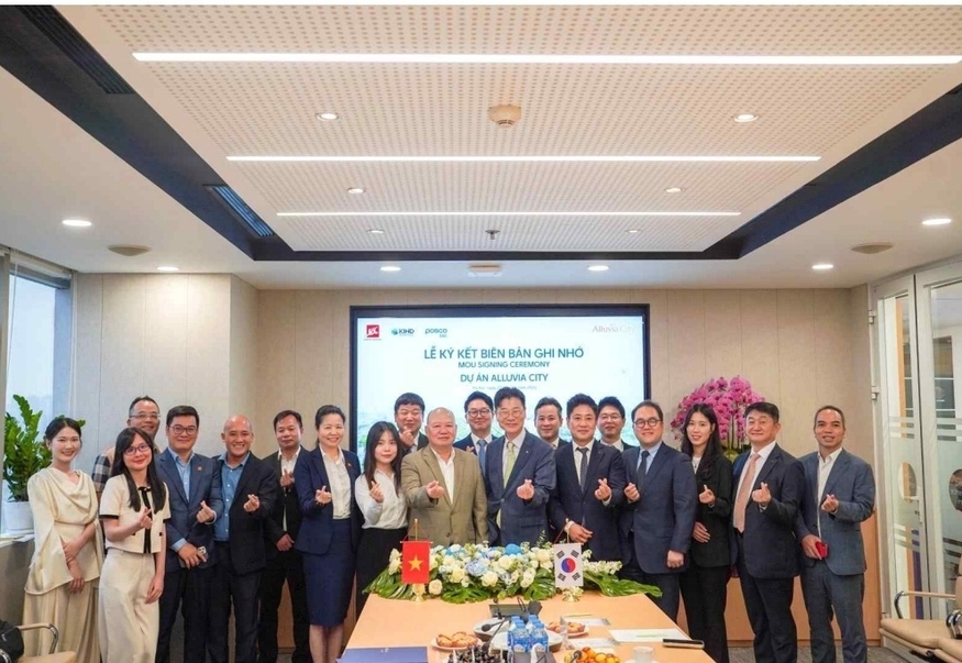 한국해외인프라도시개발지원공사(KIND)와 포스코이앤씨, 베트남 쑤언까우 관계자 등이 하노이 반장신도시 공동 개발을 위한 MOU를 맺었다.(사진=KIND)