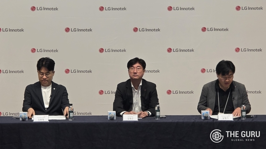 지난 15일 강서구 LG사이언스파크에 위치한 LG이노텍 마곡 본사에서 개최된 '차세대 디지털키 솔루션 기술 설명회'에서 김홍필 커넥티비티사업담당(상무)와 김형근 전장마케팅담당, 남형기 커넥티비티개발실장이 질의응답을 하고 있다. (사진=정예린 기자)