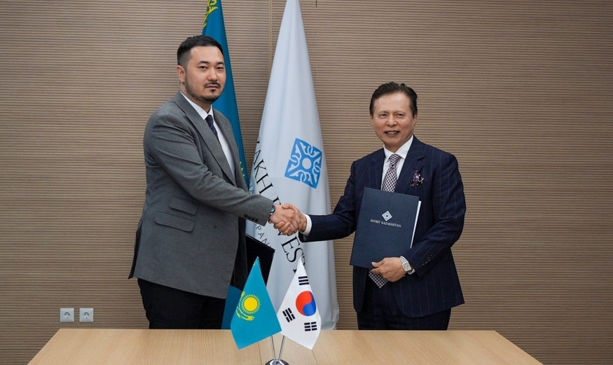 백종만 YPP 회장(오른쪽)과 아자마트 코자노프 카자흐스탄 투자청 관리위원회 부위원장이 녹색 수소 생산 프로젝트 실행을 위한 협력 기본 협약 체결 후 기념 촬영을 하고 있다.(사진=카자흐스탄 투자청)