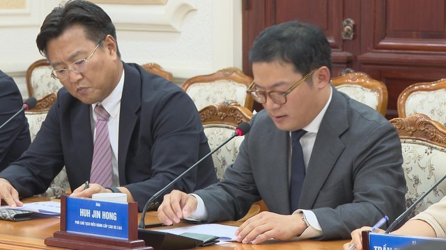 허진홍 GS건설 상무(오른쪽)가 베트남 호찌민시 응우옌 반 두옥 인민위원장과의 간담회에서 발언하고 있다. (사진=호찌민시)