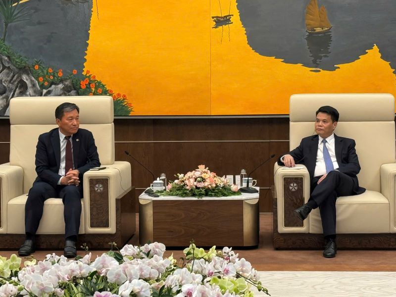 지난 14일 고태연 하노이 KOCHAM 회장(왼쪽)과 레 응옥 쩌우 시당위원회 부비서관이 만나 한국-베트남 투자 포럼 개최에 뜻을 모았다. (사진=베트남 인민공안신문)