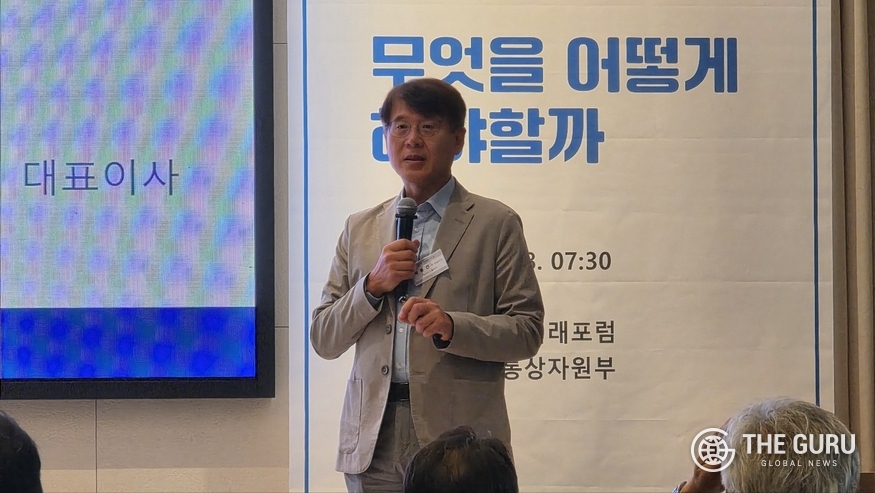 박동건 전 삼성디스플레이 대표(서강대학교 전자공학과 특임교수)는 18일 서울 서초구 양재동 엘타워에서 열린 '제12회 소부장미래포럼'에서 '한국 디스플레이 산업의 현재와 미래 : 무엇을 어떻게 해야 할까'라는 주제로 발표를 진행했다. (사진=정예린 기자)