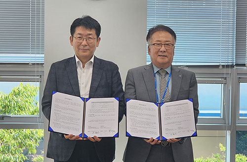 이환식 HD현대중공업 조선설계부문장(전무·왼쪽)과 박석원 테크로스 대표가 지난 10일 부산 강서구에 위치한 테크로스 부산공장에서 HD현대중공업과 암모니아 처리 기술 공동 개발 협약식을 열고 기념촬영을 하고 있다. (사진=테크로스)
