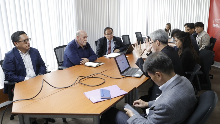 삼성물산이 페루 투자청(ProInversión) 기술 팀을 만나 철도 노선 최적화를 위한 신규 기술 서비스를 소개하고 있다.(사진= 페루 투자청)