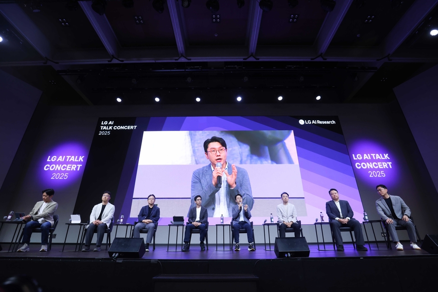  22일 LG AI 토크 콘서트 2025에서 LG AI연구원 리더들이 질의응답을 진행하고 있는 모습이다. (사진=(주) LG)