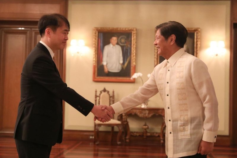 이상화 주필리핀한국대사가 지난 2023년 7월 필리핀 마닐라 대통령궁에서 페르디난드 마르코스 주니어 필리핀 대통령에게 신임장을 제정했다. 사진 왼쪽부터 이상화 주필리핀한국대사와 페르디난드 마르코스 주니어 필리핀 대통령. (사진=주필리핀한국대사관)
