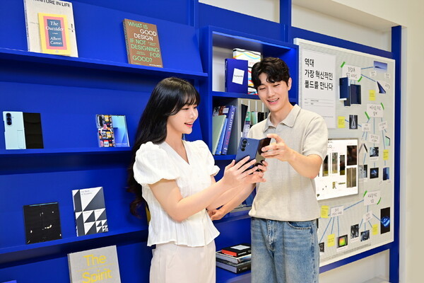 삼성전자 모델들이 삼성스토어 홍대 '갤럭시 스튜디오'에서 25일 국내 출시한 '갤럭시Z 폴드7·플립7'을 살펴보고 있다. (사진=삼성전자)