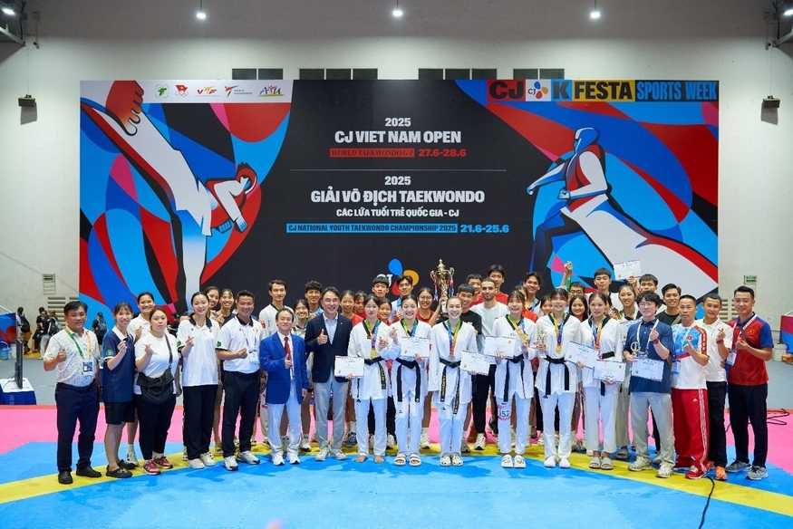 CJ그룹이 올해 첫 공동개최한 'CJ 인터내셔널 태권도 오픈(CJ Vietnam Open)'에서 선수들과 관계자들이 기념사진을 촬영하고 있다. (사진=CJ)