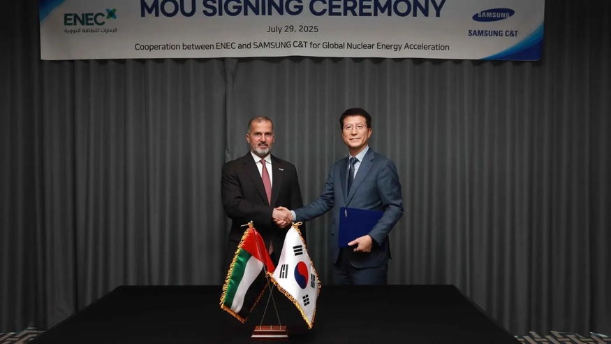 오세철 삼성물산 대표(오른쪽)와 모하메드 알 함마디 ENEC 최고경영자가 지난 29일 서울 소피텔 앰버서더 호텔에서 양해각서 체결 후 기념 촬영을 하고 있다.(사진=ENEC)