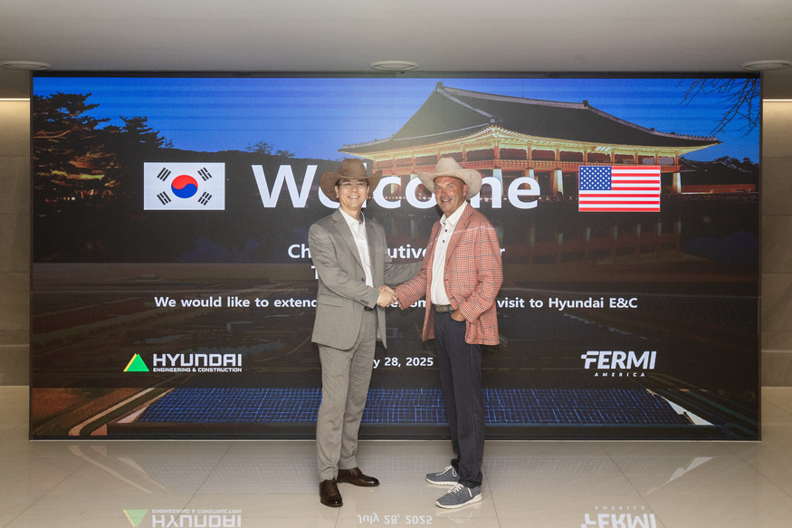 이한우 현대건설 대표(왼쪽)와 토비 노이게바우어 페르미 아메리카 공동 창업자가 28일 MOU 체결 후 기념 촬영을 하고 있다.(사진=페르미 아메리카)