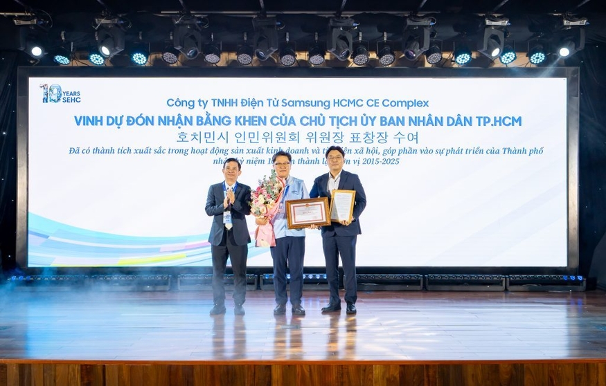 삼성전자 호찌민 가전복합단지(SEHC)가 지난달 열린 설립 10주년 기념식에서 호찌민시 인민위원회와 고테크 산업단지 관리위원회로부터 각각 표창장을 받았다. (사진=삼성전자)