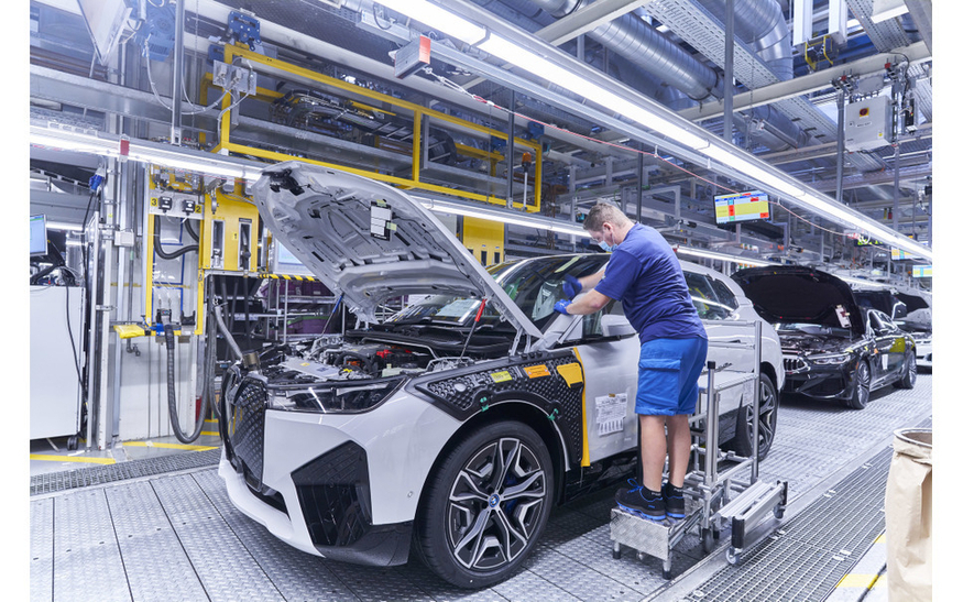  독일 바이에른주 BMW 딩골핑 공장 직원이 'iX'를 조립하고 있다. (사진=BMW)