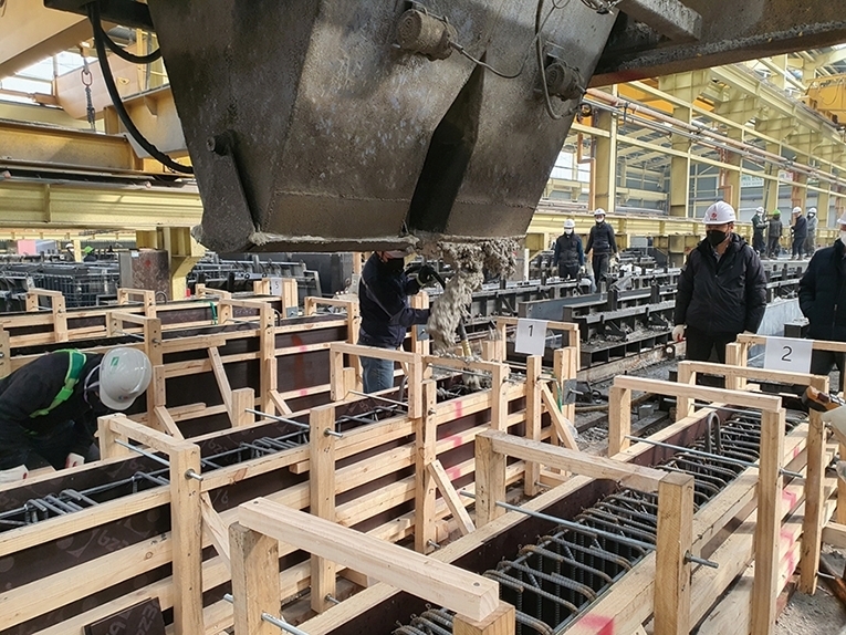 삼성물산 건설부문의 저탄소 콘크리트 실험체 제작 과정.(사진=삼성물산 건설부문)