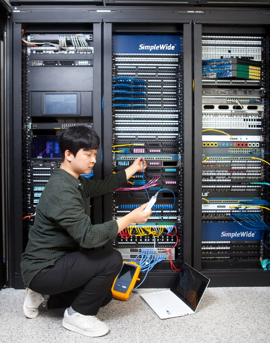 LS전선 직원이 데이터센터에서 랜케이블을 점검하고 있다.(사진=LS그룹 제공)