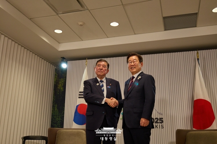이재명 대통령이 지난 6월 캐나다 앨버타주 캐내내스키스에서 열린 주요 7개국(G7) 정상회의에 참석해 이시바 시게루 일본 총리와 악수하고 있다.(사진=대통령실)