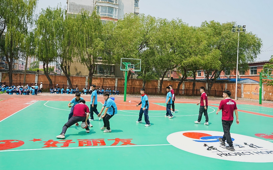 오리온 중국 법인이 현지 농촌 지역 학교에 조성한 '희망 운동장'에서 학생들이 체육 활동을 하고 있다. (사진=오리온 중국 법인)