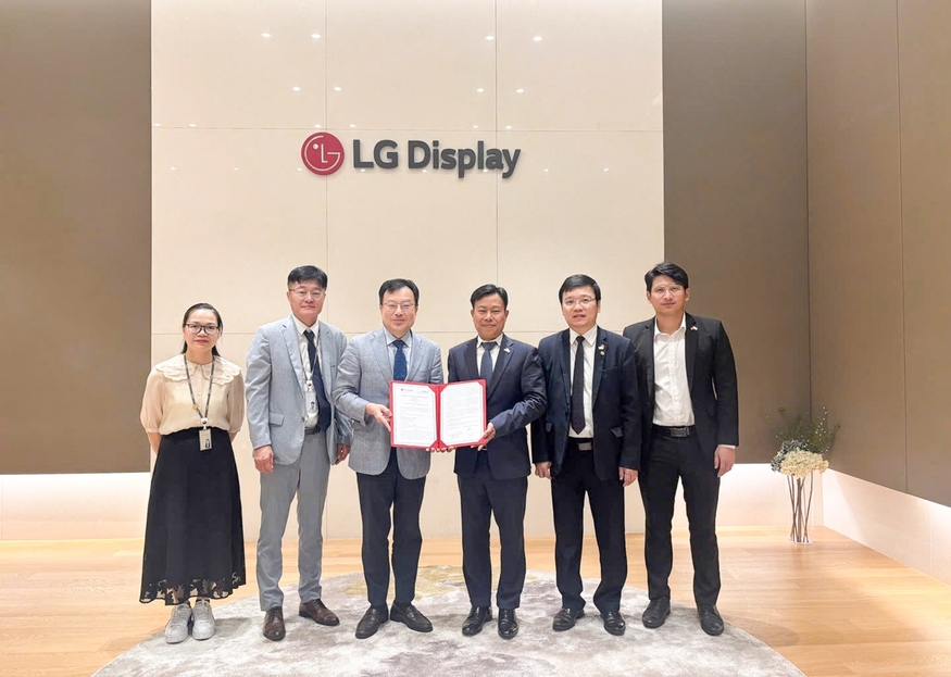 윤수영 LG디스플레이 최고기술책임자(CTO·왼쪽에서 세 번째)와 레 꾸안(Lê Quân) 베트남 국립대학교 총장(오른쪽에서 세 번째)이 지난 11일 서울 강서구 마곡 LG디스플레이 본사에서 만나 협력 방안을 논의했다. (사진=베트남 국립대학교)