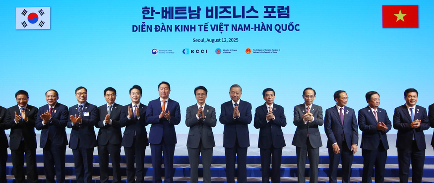 김민석 국무총리(왼쪽에서 일곱번 째), 최태원 대한상의 회장(왼쪽에서 여섯번 째), 또 럼 베트남 당서기장(오른쪽에서 여섯번 째)이 지난 12일 서울 소공동 롯데호텔에서 열린 '한·베트남 비즈니스 포럼'에서 주요 참석자들과 기념촬영을 하고 있다. (사진=대한상의)