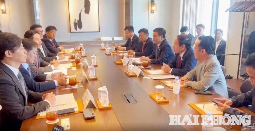 정기선 HD현대 수석부회장(왼쪽 가운데)이 지난 12일 레 띠엔 쩌우 하이퐁시 당서기(오른쪽 앞에서 세 번째)와 비공개 면담을 가졌다. (사진=하이퐁시) 