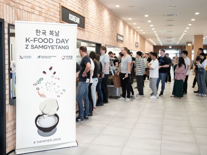 이워홈은 폴란드 브로츠와프에 위치한 현지 제조기업 사내식당에서 삼계탕 메뉴를 제공했다. (사진=아위홈)