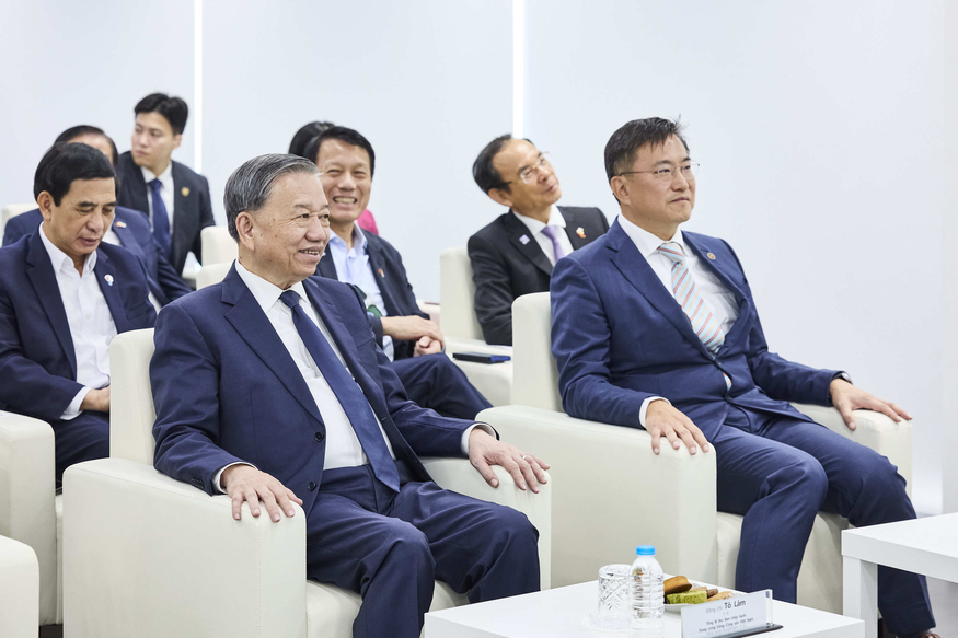 김남정 동원그룹 회장(앞줄 오른쪽)이 지난 13일 부산 신항에 위치한 동원글로벌터미널부산(이하 DGT)에 방문한 베트남 서열 1위인 또 럼(To Lam) 당서기장과 나란히 앉아 있다.