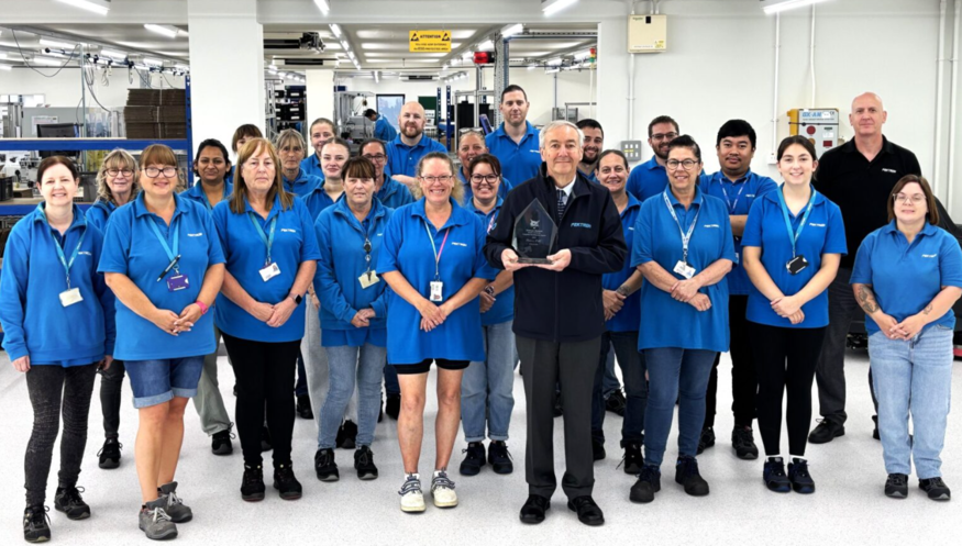 닐 모건(Neil Morgan) 펙트론 회장과 팩트론 직원이 두산밥캣에게 우수 공급업체상(Supplier Excellence Award)'을 받고 기념촬영을 하고 있다. (사진=Pektron PLC)
