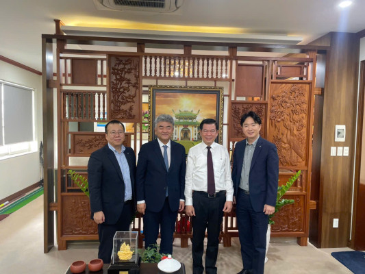 정원주 대우건설 회장(왼쪽 두 번째)과 응우옌 홍 린 동나이성 당서기장(오른쪽 두 번째)이 지난해 12월 면담 후 기념촬영을 하고 있다.(사진=대우건설)
