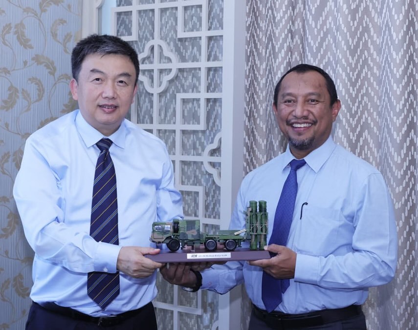 다툭 록만 하킴 알리(Datuk Lokman Hakim Ali) 말레이시아 국방부 사무차관(오른쪽)이 지난 8일(현지시간) 말레이시아 쿠알라룸푸르에서 푸지헝(Fu Zhiheng) 중국만리장성산업공사(CGWIC) 회장으로부터 'HQ-16(红旗-16·)' 모형을 선물했다. (사진=말레이시아 국방부)