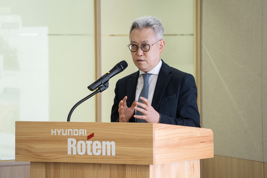 이정엽 현대로템 디펜스솔루션사업본부장(부사장)은 지난 14일 경남 창원 현대로템 창원공장에서 열린 미디어데이에서 발표하고 있다. (사진=현대로템)