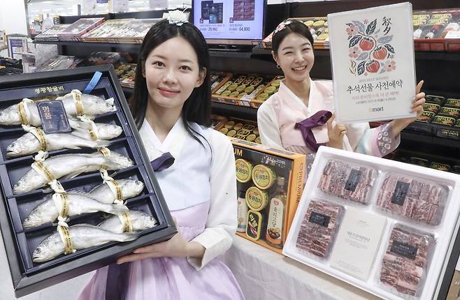유통업계가 추석 연휴를 앞두고 선물세트 사전 예약에 돌입했다.(사진=이마트)