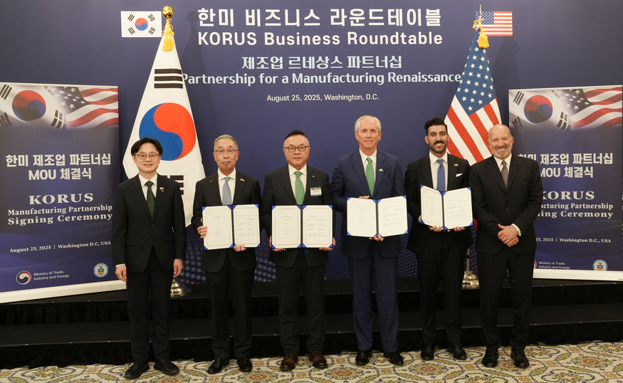 25일(현지시간) 미국 워싱턴 D.C.에서 ‘한미 비즈니스 라운드 테이블’ 직후 진행된 SMR 사업협력을 위한 양해각서(MOU) 체결식에서 참석자들이 기념촬영을 하고 있다. 왼쪽부터 김정관 산업통상자원부 장관, 박지원 두산에너빌리티 회장, 황주호 한수원 사장, 클레이 셀(Clay Sell) 엑스-에너지 CEO, 섀넌 켈로그(Shannon Kellogg) AWS 부사장, 하워드 러트닉(Howard Lutnick) 미국 상무부 장관. (사진=두산에너빌리티)