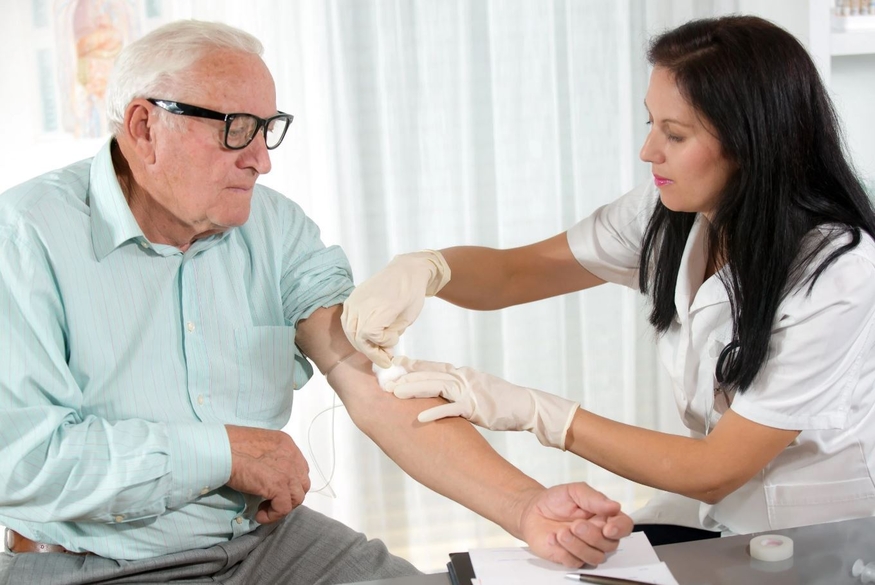 미국 바이오업체 C2N 다이애그노스틱스(C2N Diagnostics)가 알츠하이머 혈액 검사 대상을 50대로 확대하기로 했다. 사진은 한 노인이 C2N의 알츠하이머 혈액 검사를 받고 있는 모습. (사진=C2N 홈페이지)