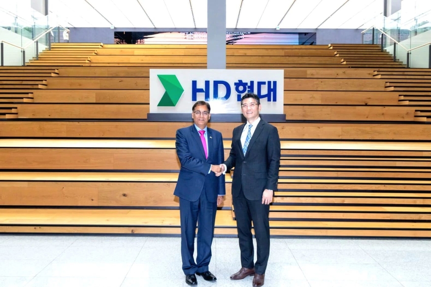  김성준 HD한국조선해양 대표(오른쪽)가 지난 18일 성남시 분당구 HD현대 글로벌R&D센터(이하 GRC)에서 아밋 쿠마르(Amit Kumar) 주한인도대사와 만나 악수하고 있다. (사진=주한인도대사관)
