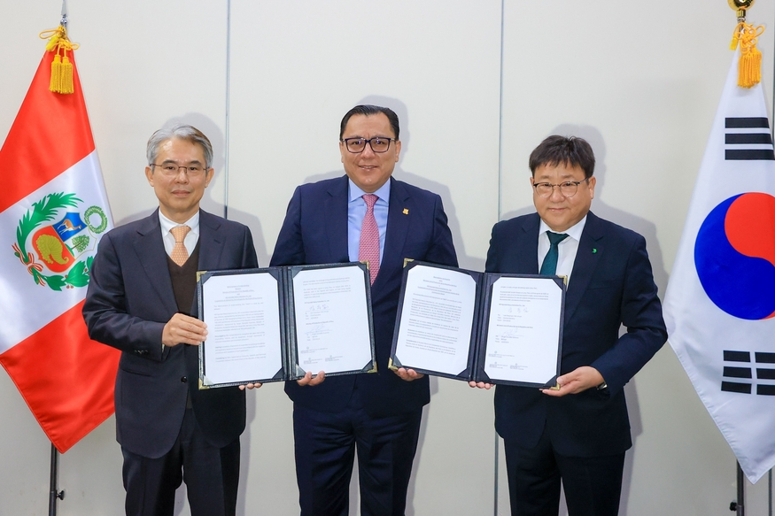 (왼쪽부터) 최종욱 주페루대사와 세르히오 곤살레스(Sergio González) 생산부 장관, 김동일 HD현대중공업 동방성장실장(전무)이 페루 중소 조선기업 양성을 지원하기 위한 업무협약(MOU) 서명식에 참석해 기념촬영을 하고 있다. (사진=페루 생산부) 
