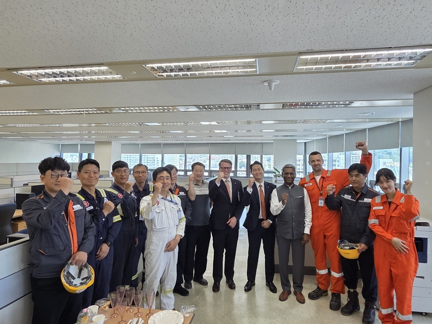 한화해운 임직원들이 지난 21일 한화오션 거제조선소에 현장 사무소 개소식에 참여했다. (사진=한화해운)