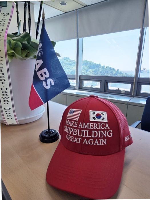 지난 21일 한화 거제조선소에서 열린 한화해운 사무소 개소식에 등장한 ''마스가(MASGA·미국 조선업을 다시 위대하게)' 모자. (사진=한화해운)