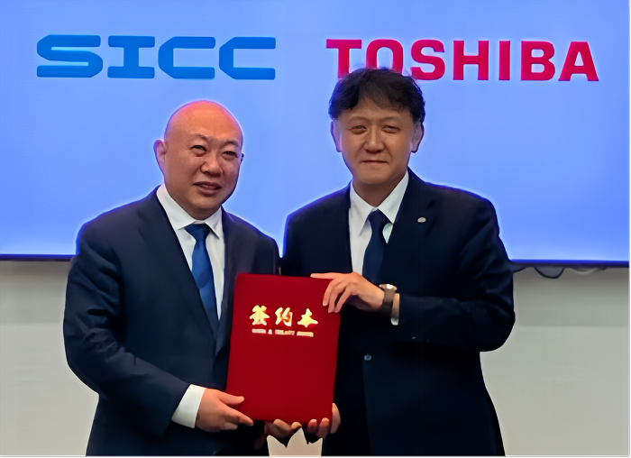 중국 SICC는 22일(현지시간) 도시바와 SiC 웨이퍼 특성 개선 및 고품질 기판의 안정적인 공급 확보를 위한 협력 양해각서(MOU)를 체결했다. 왼쪽부터 SICC 종옌민(宗彦民) 회장, 도시바 일렉트로닉 디바이스 앤 스토리지 부사장 겸 반도체 부문 이사 구리하라 노리야스(栗原紀康). (사진=SICC)