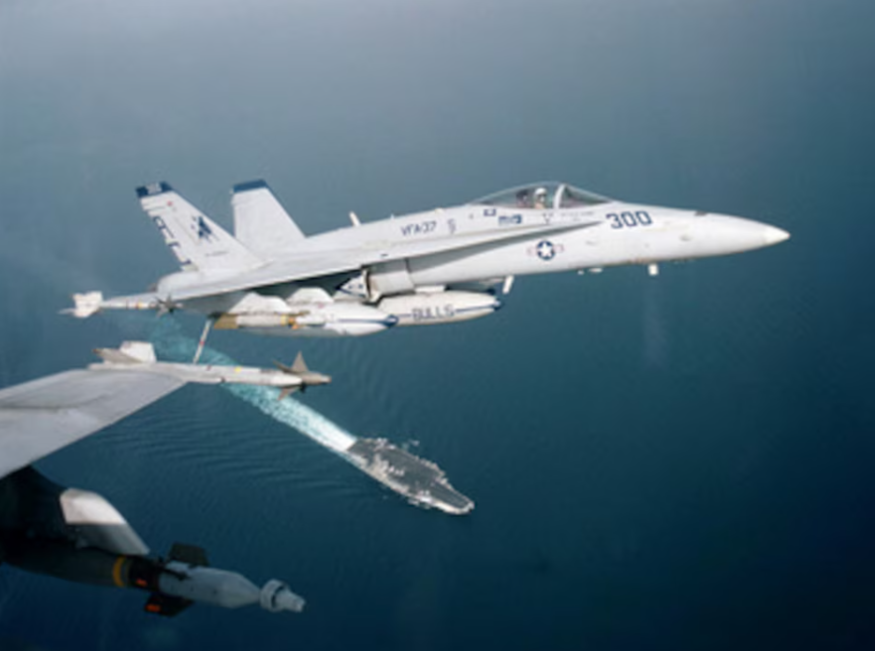한 쌍의 F/A-18C가 상공을 비행하는 모습. (사진=미국 국방부)