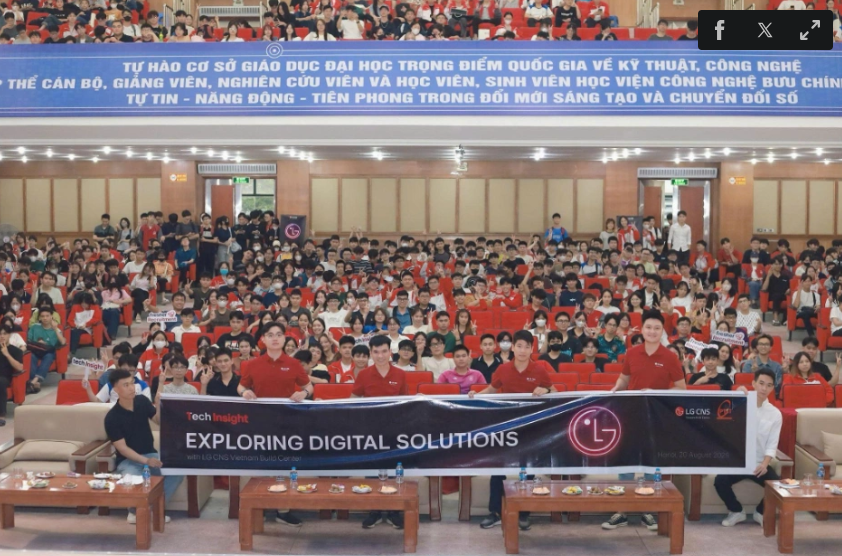 LG CNS 베트남와 PTIT와 공동 개최한 'Tech Insight 2025: 디지털 기술 솔루션 탐색' 행사에서 참가자들이 기념 사진을 촬영중이다. (사진=LG CNS)