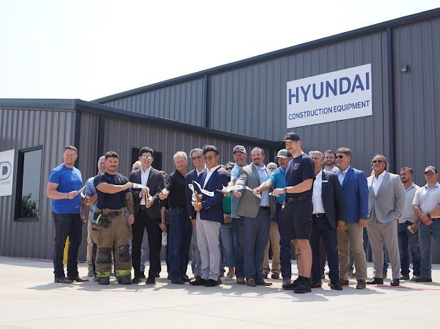  HD현대건설기계 북미법인이 미국 딜러사 NED(National Equipment Dealers, LLC)와 지난달 27일(현지시간) 텍사스주 오스틴에서 플래그십 매장 개소식을 진행했다. (사진=NED)