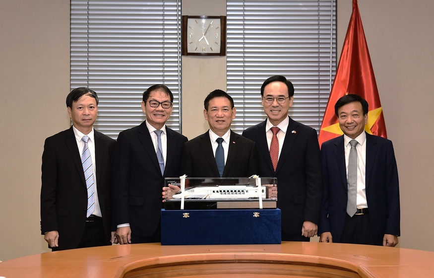 이용배 현대로템 대표(오른쪽에서 두 번째)가 지난 9일(현지시간) 하노이에서 호득퍽 베트남 부총리(가운데)와 접견했다. (사진=베트남 정부)